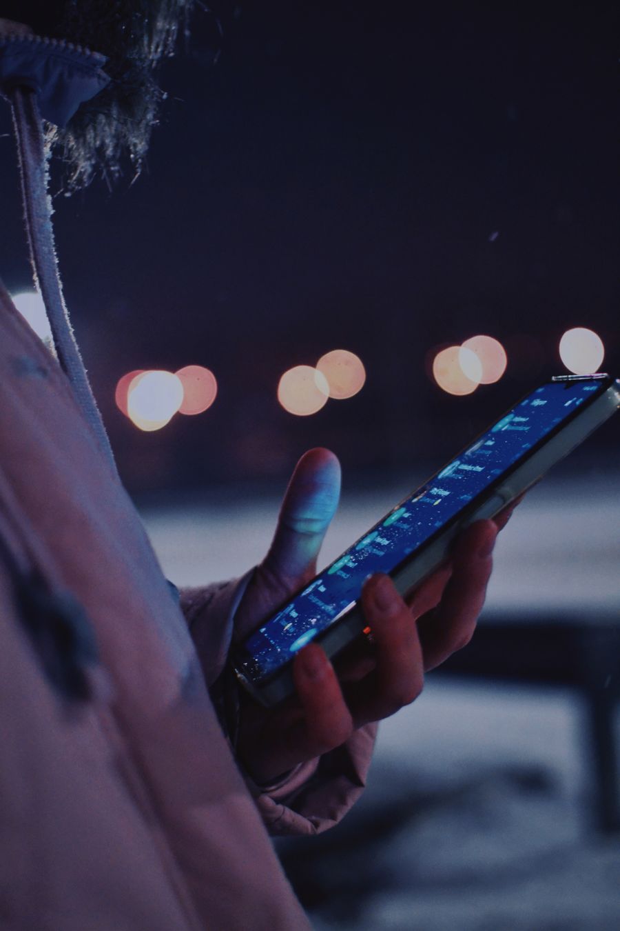 夜間にスマートフォンで電話をかける手元