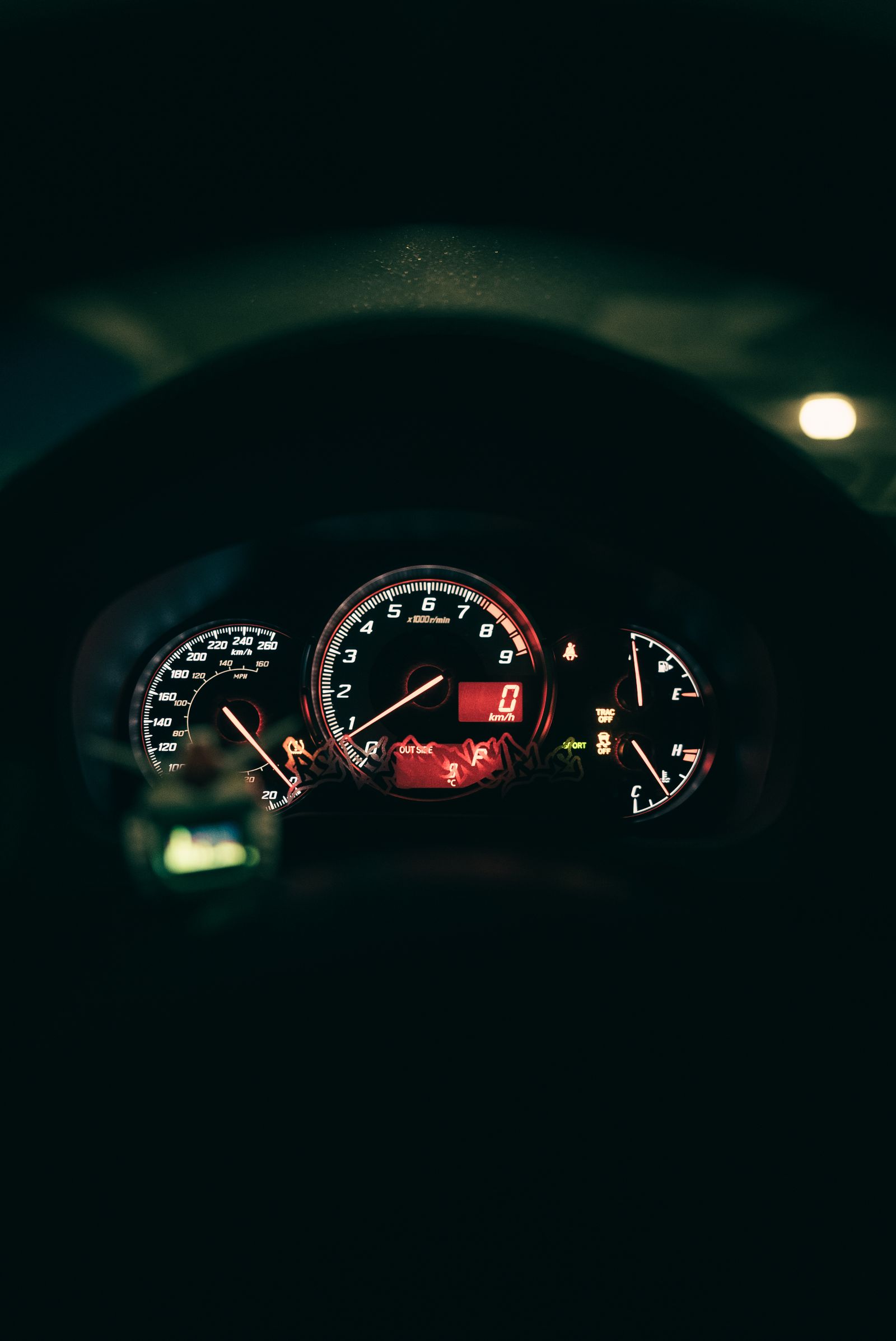 夜間に点灯した車両のメーターパネル